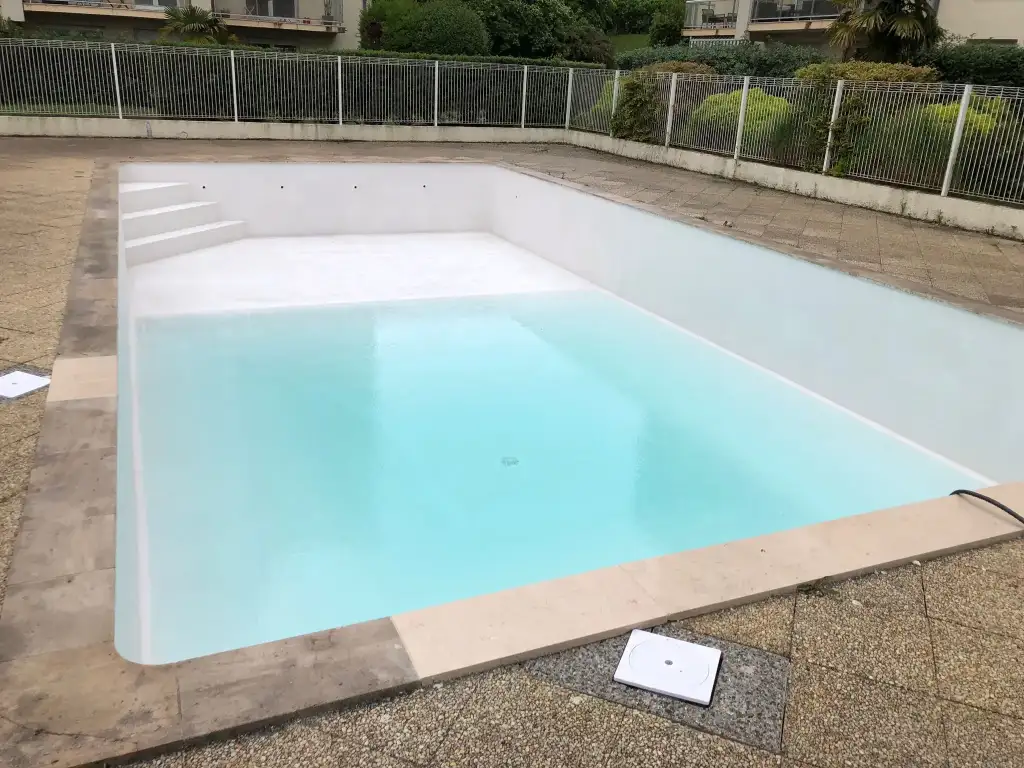 Rénovation de piscine par stratification Époxy avec finition Aquabrite