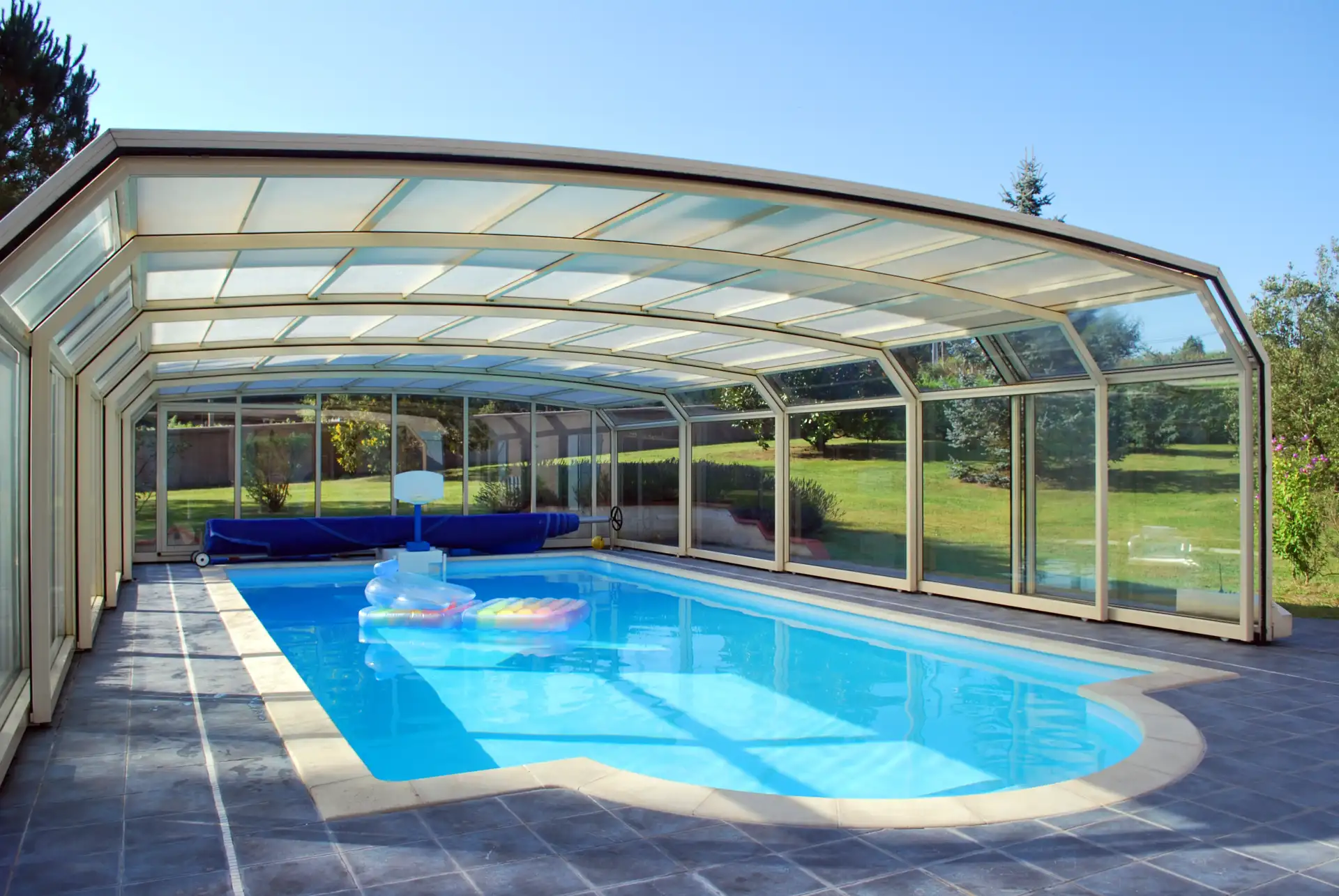 Installation d'abri de piscine près de Bordeaux