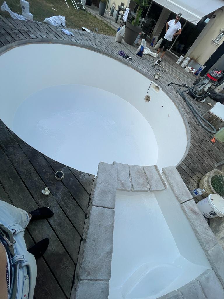 Rénovation d’une piscine ronde avec mosaïque