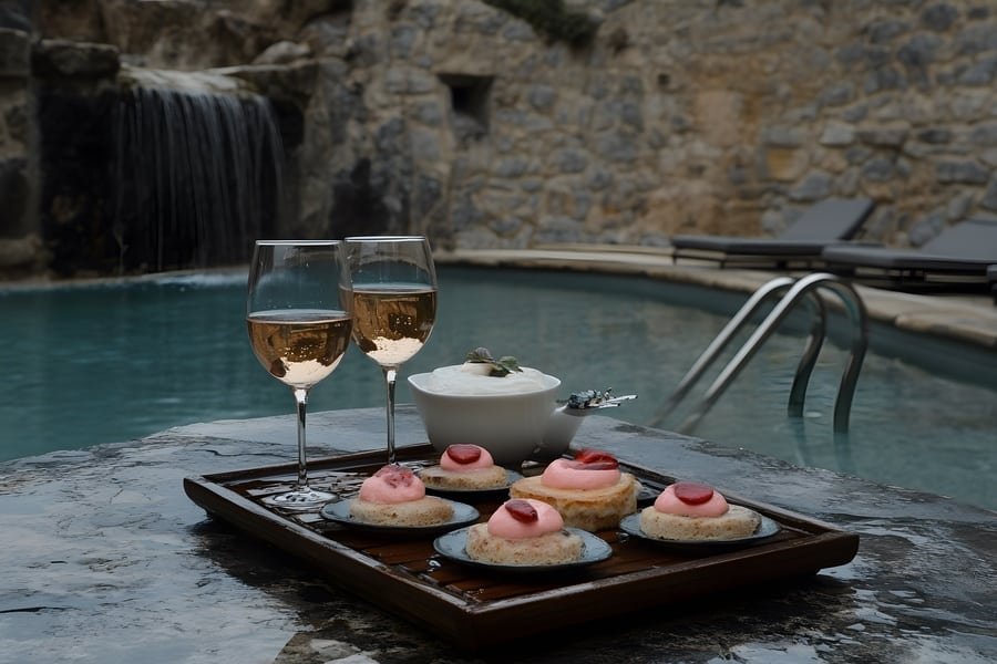 Apéritif dans une piscine