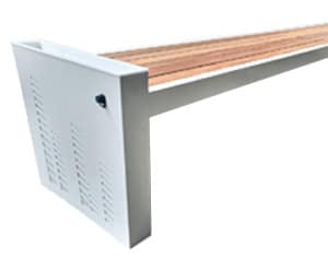 Banc d'extérieur moderne blanc avec assise en lattes de bois clair, structure métallique et panneau latéral ventilé.
