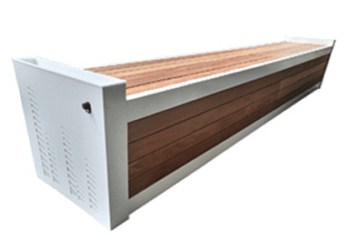 Banc extérieur moderne blanc avec une assise et un revêtement latéral en lattes de bois clair. Design épuré, idéal pour l'extérieur.