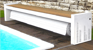 Enrouleur de couverture de piscine intégré dans un banc blanc et bois près d'une piscine. Le volet roulant est partiellement visible.