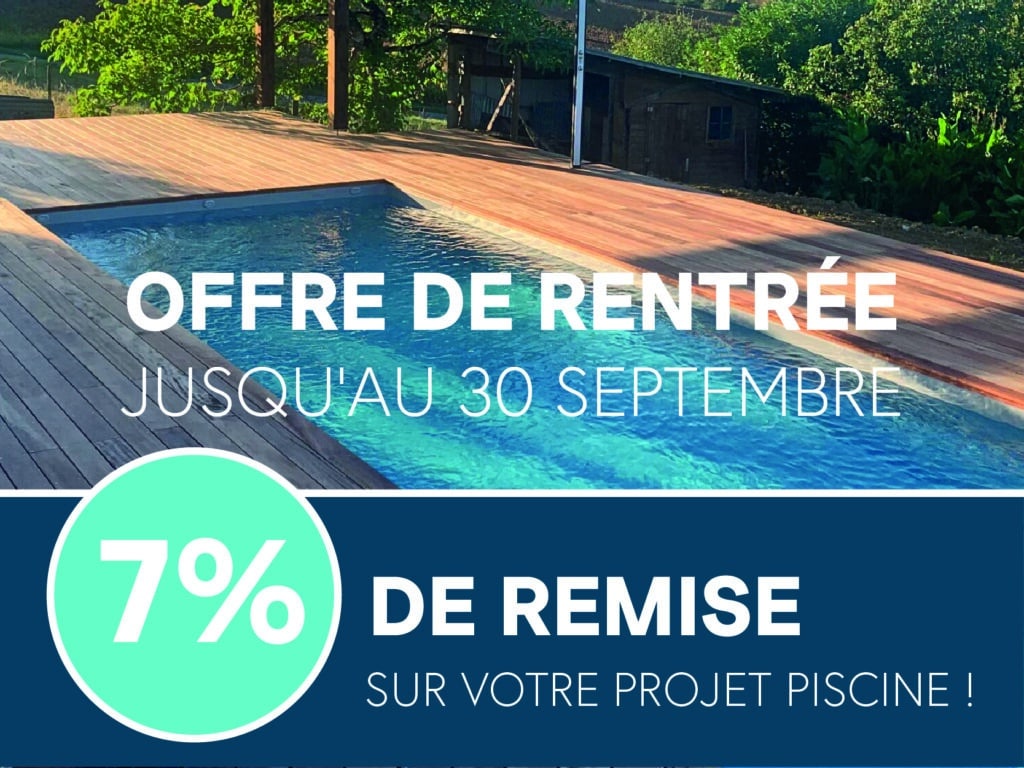 Piscine moderne avec terrasse en bois entourée de verdure. Offre de rentrée : 7% de remise sur votre projet piscine jusqu'au 30 septembre.